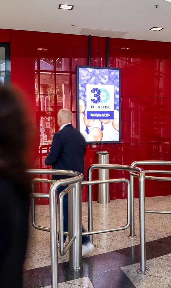 Digital-Out-of-Home-Motiv der Jubiläumskampagne 30 Jahre Monster